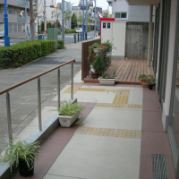 1階のアプローチで、奥に見えるウッドテラスが地域交流スペース前となっています。 アプローチ