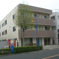 さんぽ道の右側は理容室、その隣が安立園となっています。 さんぽ道側面