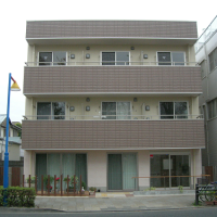 1階は地域交流スペース及び地域包括支援センターのフロアとなっております。2階及び3階が入居者用フロアとなっています。 さんぽ道正面