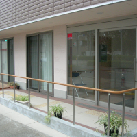 1階右側の扉が、さんぽ道の入り口となっています。 1階入り口