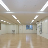 1階の地域包括支援センターの管理室フロアに、さんぽ道の入居者様の安全を守る機器が設置されています。 1階 管理室