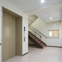 1階入居フロアのホールの奥に見える階段脇の小窓から管理室を呼び出せます。 1階 入居フロアのホール