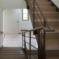 2階、3階へのアクセスは、階段またはエレベータをご利用できます。 入居フロアの階段