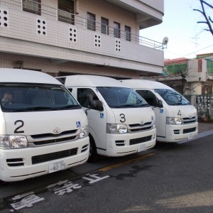 送迎車にてご自宅までお迎えにあがります。リフトつきの車もあり車椅子の方でも安心してご乗車できます。 送迎車