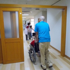 フロアへは職員がご案内いたします。 ③フロア移動