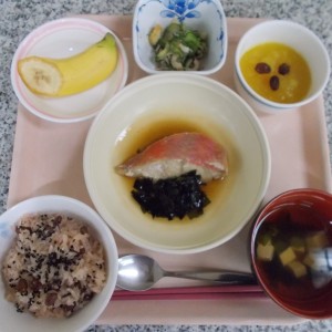 専属の栄養士によるバランスの取れたお食事、季節感のある行事食をご用意いたします。 ⑥食事